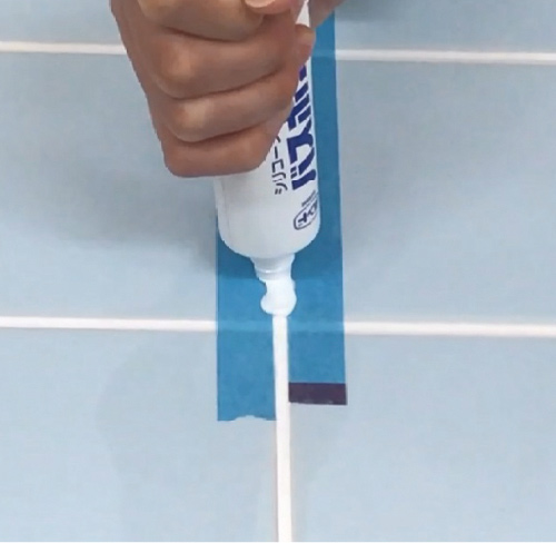 3.充てん剤の先端をすき間に押し付けながら埋め込んでいきます。