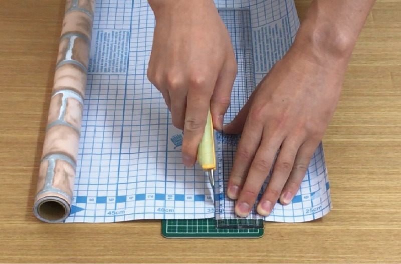 1.家具のサイズに合わせてリメイクシートをカットします。