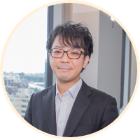 インタビューに答える人